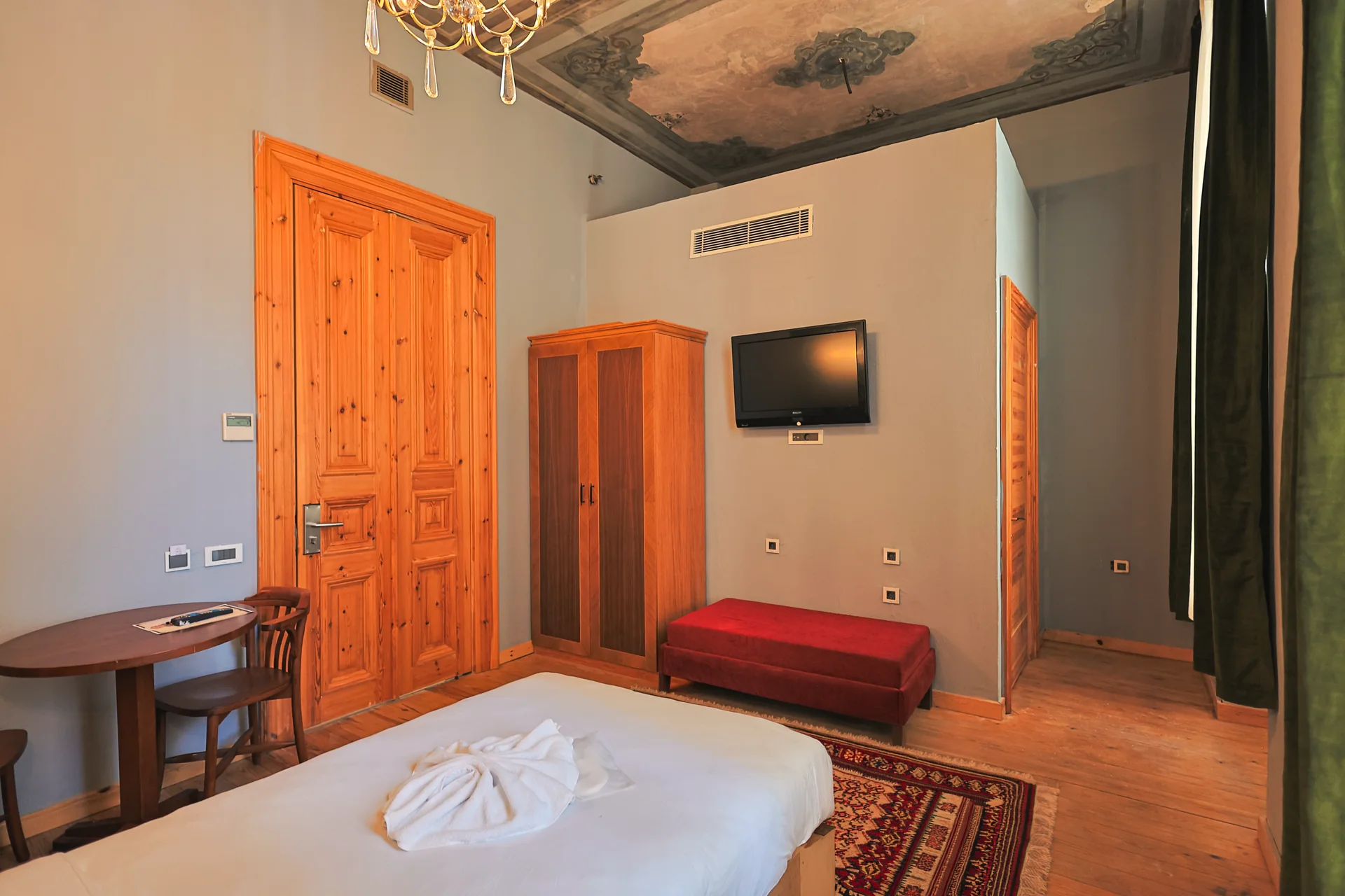 Single Queen Room